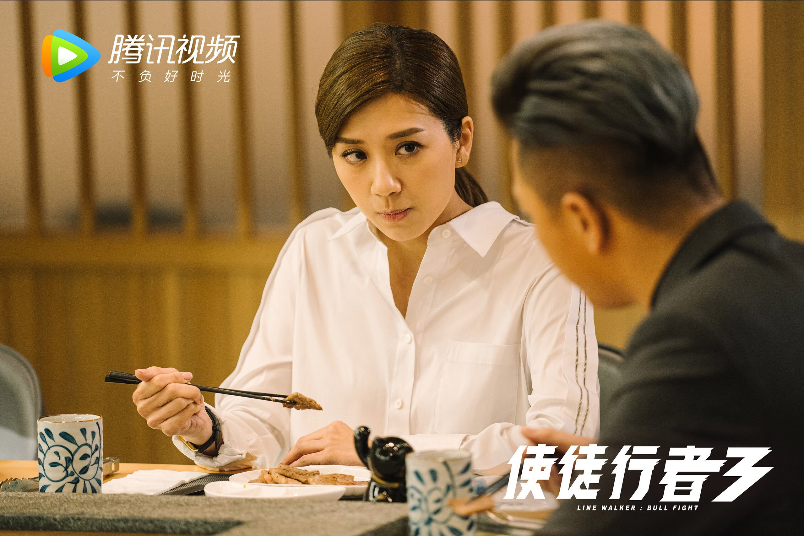 随机法国足球联赛中场激战，场上火药味十足，法国队中场